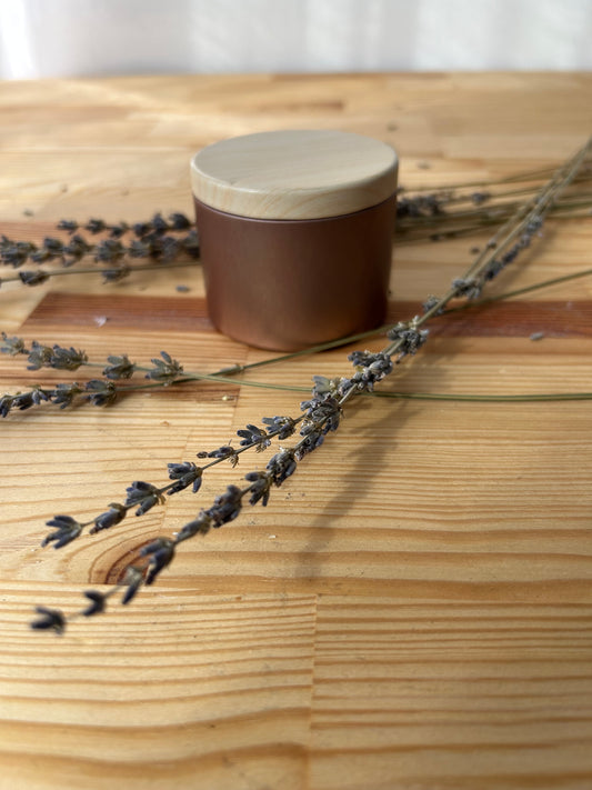 Lavendel-Duftkerze aus Sojawachs – mit Holzdocht & Metallgefäß in Holzoptik