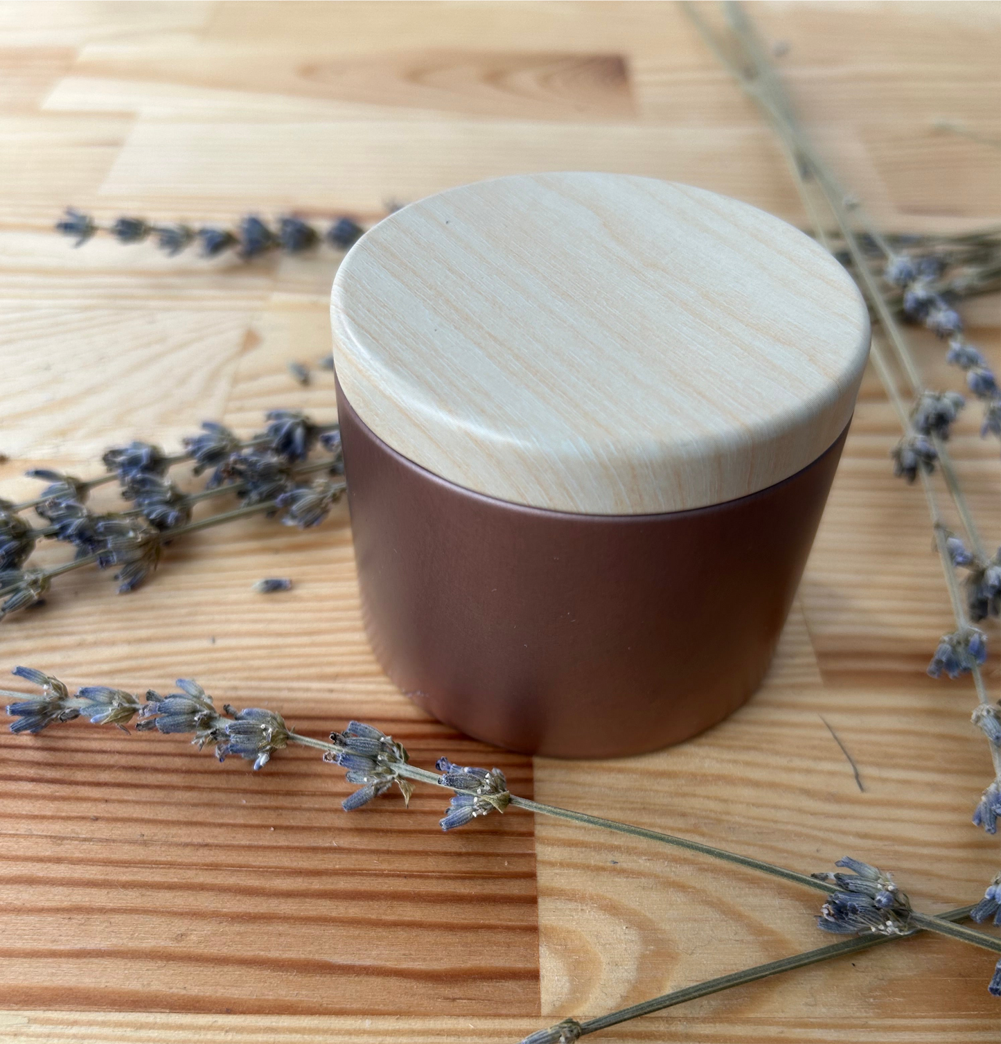 Lavendel-Duftkerze aus Sojawachs – mit Holzdocht & Metallgefäß in Holzoptik