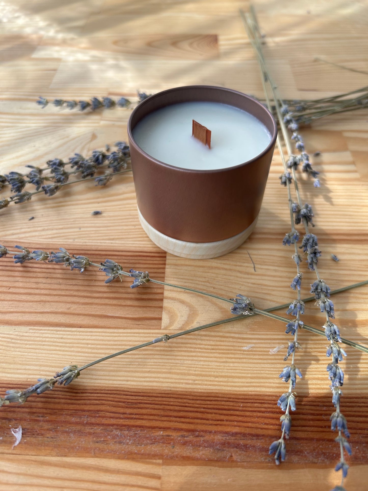 Lavendel-Duftkerze aus Sojawachs – mit Holzdocht & Metallgefäß in Holzoptik